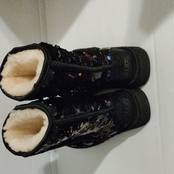 New UGG Women’s Classic Short Sequin Black Boots Sise 6 - Picture 4 of 9